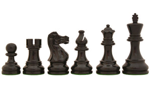 Schwarze Schachfiguren aus holz spieler