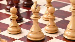 Schönes Schachbrett aus Holz<br> und sein Schachfiguren