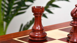 Schönes Schachbrett aus Holz<br> und sein Schachfiguren