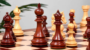 Schönes Schachbrett aus Holz<br> und sein Schachfiguren