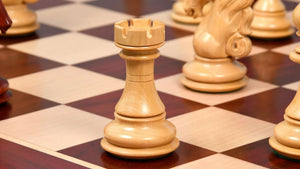 Schönes Schachbrett aus Holz<br> und sein Schachfiguren