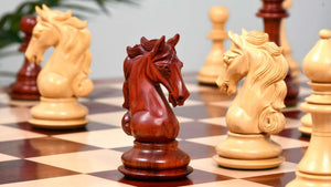 Schönes Schachbrett aus Holz<br> und sein Schachfiguren