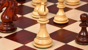 Schönes Schachbrett aus Holz<br> und sein Schachfiguren