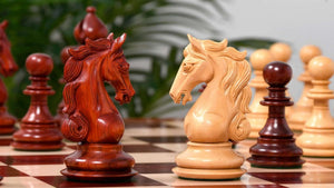 Schönes Schachbrett aus Holz<br> und sein Schachfiguren