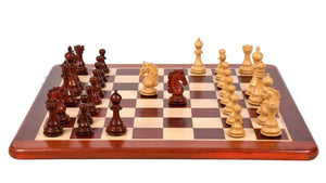 Schönes Schachbrett aus Holz<br> und sein Schachfiguren