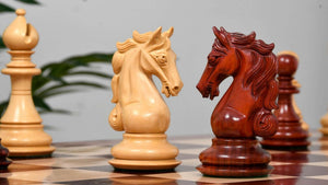 Schönes Schachbrett aus Holz<br> und sein Schachfiguren