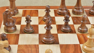 Schachfiguren holz handgeschnitzt schachbrett