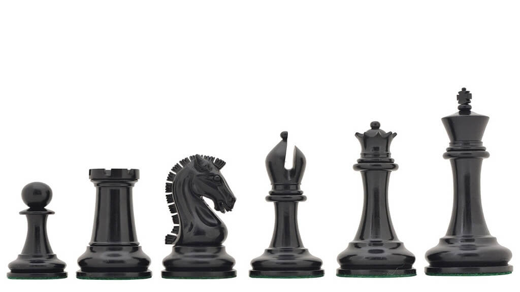 Schachfiguren <br>aus altem Holz