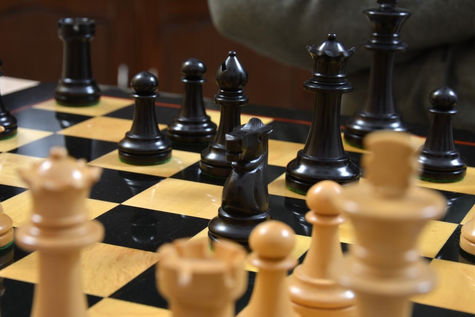 Pieces d'Echecs en Bois Précieux Table