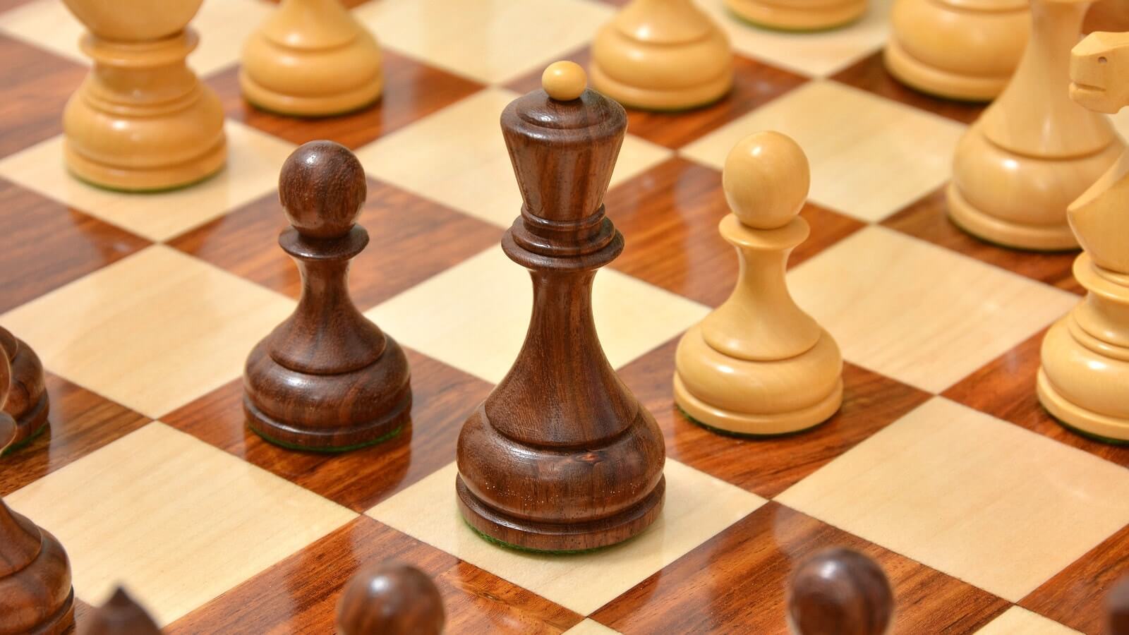 Schachfiguren Dekoration seshamholz