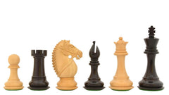 Schachfiguren mit gezügelten Springern