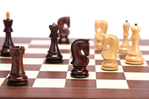 Russische Schachfiguren spiele