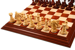 Schachbrett mit Intarsien <br>aus Holz
