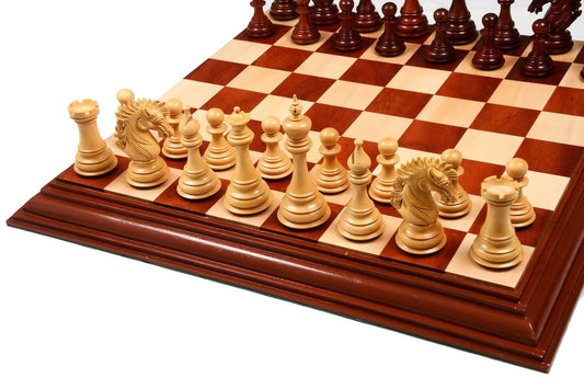 Schachbrett mit Intarsien <br>aus Holz