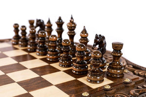 schachtisch mit schachfiguren schachbrett 