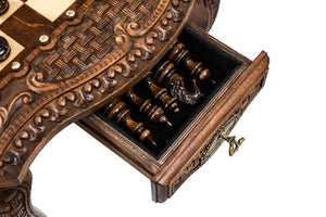 schachtisch mit schachfiguren sofa